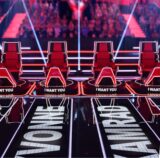 Eine Fotomontage: Links im Bild sind die Stühle der „The Voice of Germany“-Juroren zu sehen, rechts im Bild Sängerin Ayliva aus Recklinghausen bei einem ihrer Konzerte