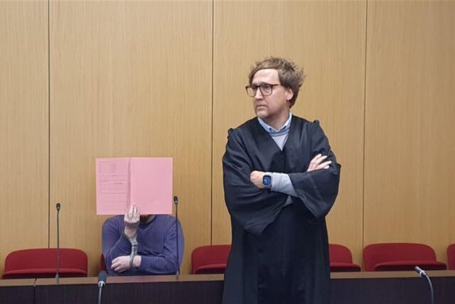 Der Angeklagte (l.) mit seinem Verteidiger Matthias Göbel (r.) in einem Saal des Düsseldorfer Landgerichts.