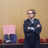 Der Angeklagte (l.) mit seinem Verteidiger Matthias Göbel (r.) in einem Saal des Düsseldorfer Landgerichts.