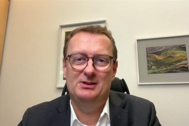Oliver Kaczmarek in einem Video-Gespräch. Porträt-Aufnahme einer Webcam.