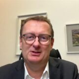 Oliver Kaczmarek in einem Video-Gespräch. Porträt-Aufnahme einer Webcam.