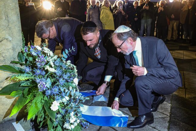 Ein Kranz wird in Dortmund auf dem Platz an der Alten Synagoge niedergelegt.