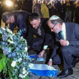 Ein Kranz wird in Dortmund auf dem Platz an der Alten Synagoge niedergelegt.
