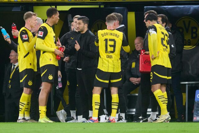 Nuri Sahin im Gespräch mit seinen Spielern.