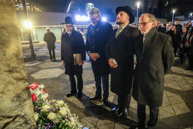 Am Mahnmal für die Alte Synagoge legten OB Thomas Westphal sowie Rabiner Avigdor Nosikov, Kantor Abraham Goldberg und Zwi Rappoport als Vertreter der jüdischen Gemeinde Kränze nieder.