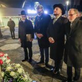 Am Mahnmal für die Alte Synagoge legten OB Thomas Westphal sowie Rabiner Avigdor Nosikov, Kantor Abraham Goldberg und Zwi Rappoport als Vertreter der jüdischen Gemeinde Kränze nieder.