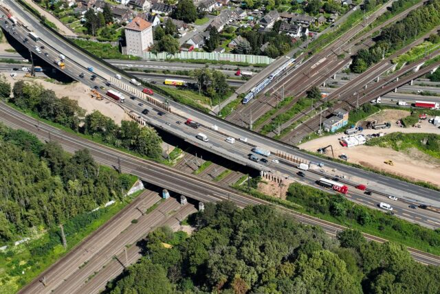 Die Autobahn A3 am Autobahnkreuz Duisburg-Kaiserberg.