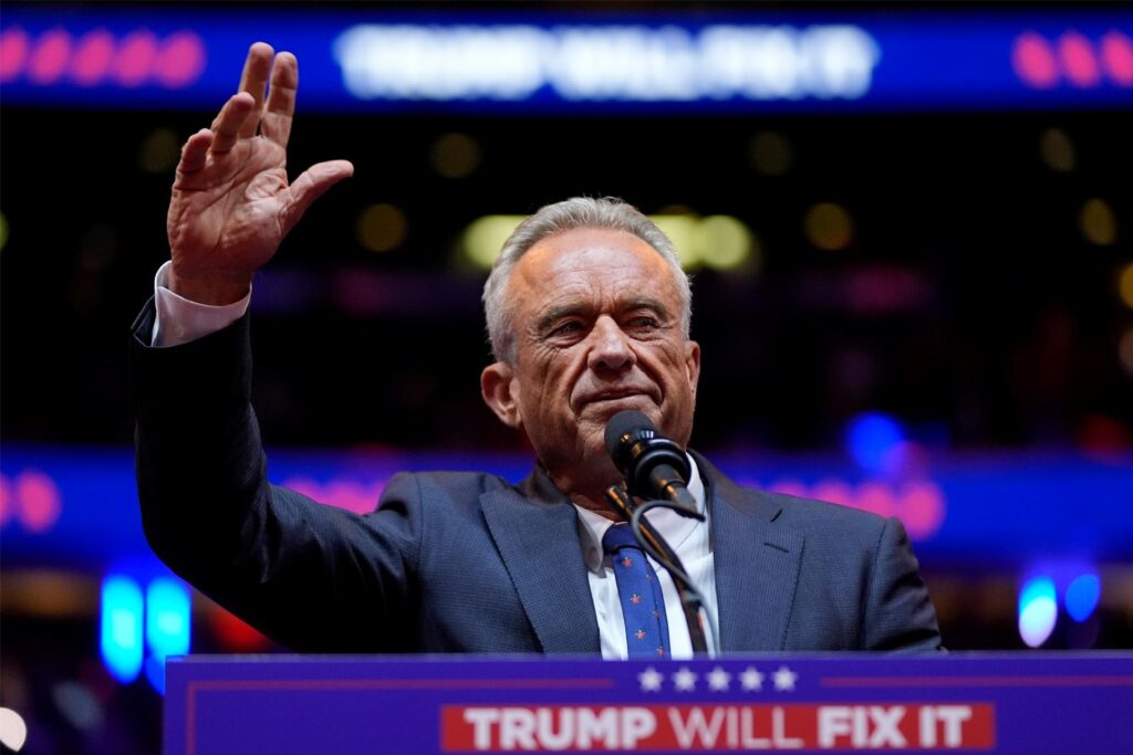 Robert F. Kennedy Jr. spricht vor dem republikanischen US-Präsidentschaftskandidaten und ehemaligen US-Präsidenten Trump bei einer Wahlkampfveranstaltung im Madison Square Garden in New York.