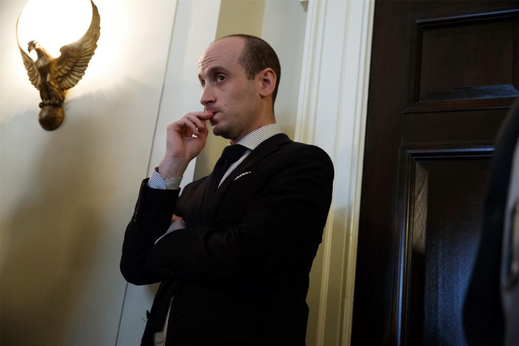 Stephen Miller, Topberater des US-Präsidenten Trump, nimmt im Weißen Haus an einer Sitzung von Trump und einigen Abgeordneten teil. 
