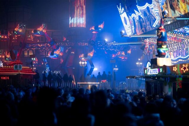 Menschen laufen zwischen Fahrgeschäften über die Allerheiligenkirmes in der Altstadt. Das traditionsreiche Fest ist nach Veranstalterangaben die größte Innenstadtkirmes Europas. Zu dem Volksfest mitten in der historischen Soester Altstadt werden bis Sonntag rund eine Million Besucher erwartet.