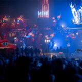 Menschen laufen zwischen Fahrgeschäften über die Allerheiligenkirmes in der Altstadt. Das traditionsreiche Fest ist nach Veranstalterangaben die größte Innenstadtkirmes Europas. Zu dem Volksfest mitten in der historischen Soester Altstadt werden bis Sonntag rund eine Million Besucher erwartet.