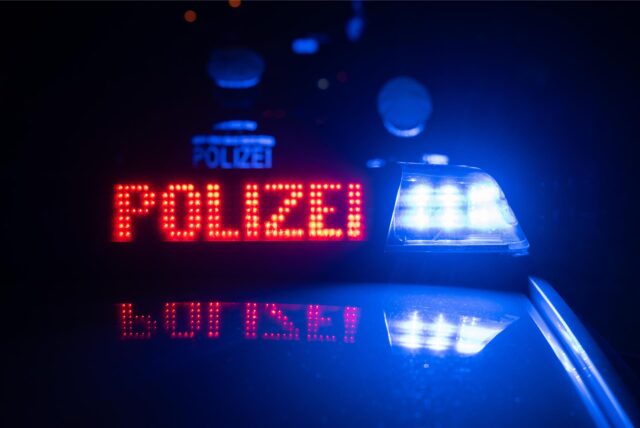 Die Polizei sucht Zeugen nach einer Unfallflucht in Dortmund, bei der ein Mann verletzt worden ist. (Symbolbild)