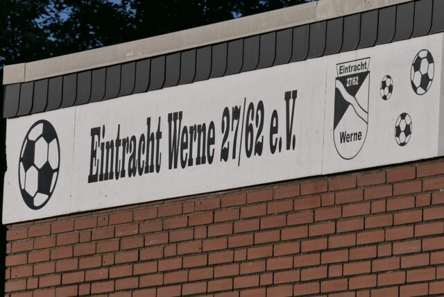 Das Vereinsheim von Eintracht Werne mit einem Logo an der Wand.