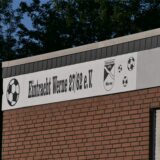 Das Vereinsheim von Eintracht Werne mit einem Logo an der Wand.