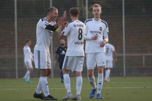 Spieler des BV Brambauer bejubeln einen Treffer.