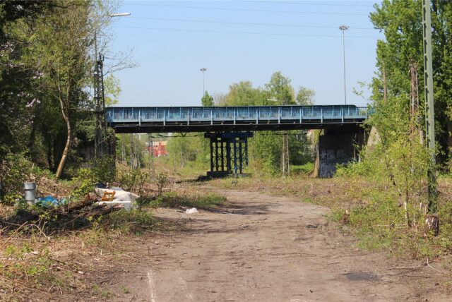 Stützen stabilisieren aktuell die alte Brücke der Franziusstraße über das Bahngelände, auf dem nun das neue ICE-Werk entsteht.