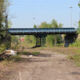 Stützen stabilisieren aktuell die alte Brücke der Franziusstraße über das Bahngelände, auf dem nun das neue ICE-Werk entsteht.