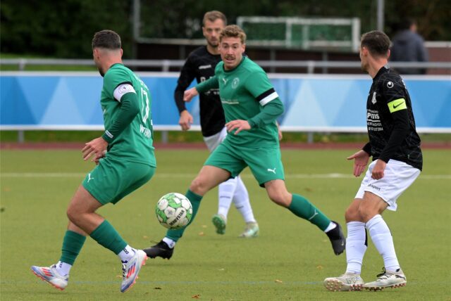 Mehrere Spieler orientieren sich zum Ball hin.