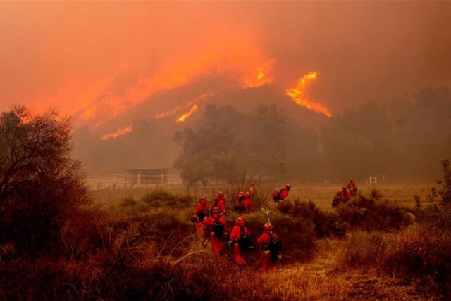 Feuerwehrleute kämpfen gegen das «Mountain Fire» bei Swanhill Farms.