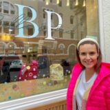 Wiebke Döring steht vor dem Schaufenster ihres Ladens „Bella & Paul“ im Kreuzviertel in Dortmund.
