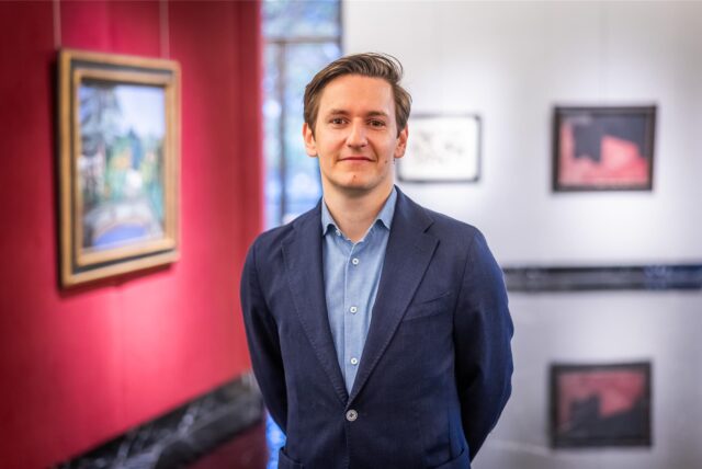 Lukas Minssen in den Ausstellungsräumen der Galerie Utermann in der Dortmunder City