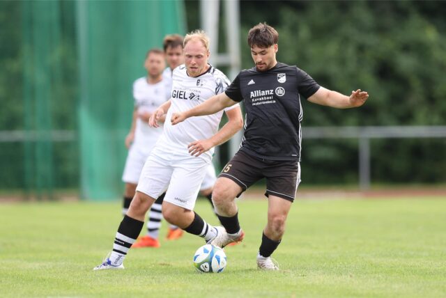 Burak Balci am Ball.