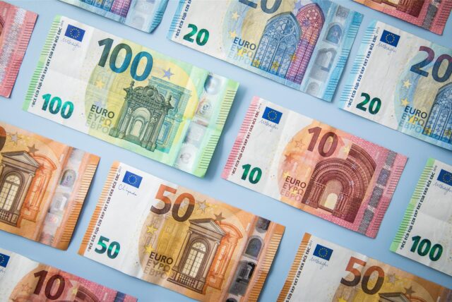 Geldscheine liegen auf einem Tisch