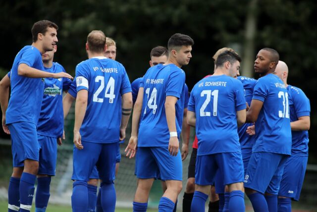 Die Spieler vom VfL Schwerte versammeln sich.