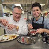 Er kann rot, schwarz, weiß, grün oder braun sein – und schmeckt immer unterschiedlich. Pfeffer hat viele Aromen. In einer Pfeffer-Melange sind mehrere davon vereint und bilden eine besondere Note. Am besten schmeckt er, wenn er direkt aus der Pfeffermühle kommt, sagt Günther Overkamp. Hier mit Koch Sebastian Lamesa Viva aus Venezuela.
