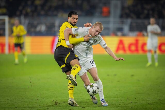 Emre Can im Zweikampf.