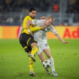 Emre Can im Zweikampf.