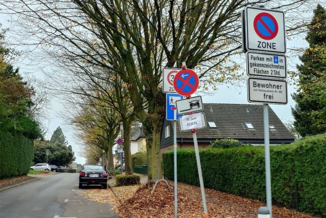 An der Mozartstraße in Unna parkt ein Auto. Am Straßenrand steht ein Halteverbotsschild.