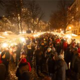 Besucher schlendern über einen Weihnachtsmarkt in NRW.