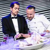Zwei Schauspieler an einem gedeckten Tisch