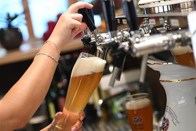Bier wird gezapft (Symbolbild).
