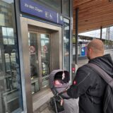 Ein Mann mit einem Kinderwagen steht am Bahnhof Unna vor dem Aufzug