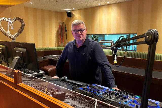 Andreas Kochtokrax, Gründer der Tanzschule Kochtokrax in Unna, steht am DJ-Pult seiner Tanzschule