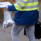 Ein Mitarbeiter des Gutachterunternehmens trägt Proben in einem Beutel.