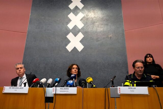 Amsterdams Bürgermeisterin Femke Halsema (M-l), der amtierende Amsterdamer Polizeichef Peter Holla und der Leiter der Amsterdamer Staatsanwaltschaft René de Beukelaer halten eine Pressekonferenz ab, nachdem israelische Fans und Demonstranten in der Nacht nach einem Fußballspiel in Amsterdam zusammengestoßen sind.