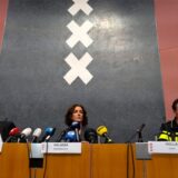Amsterdams Bürgermeisterin Femke Halsema (M-l), der amtierende Amsterdamer Polizeichef Peter Holla und der Leiter der Amsterdamer Staatsanwaltschaft René de Beukelaer halten eine Pressekonferenz ab, nachdem israelische Fans und Demonstranten in der Nacht nach einem Fußballspiel in Amsterdam zusammengestoßen sind.