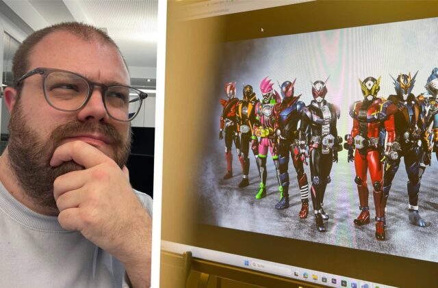 Montage: Links, Redakteur Mathias Gaumann mit fragendem Gesichtsausdruck, rechts die Superheldengruppe Kamen Rider aus Japan.