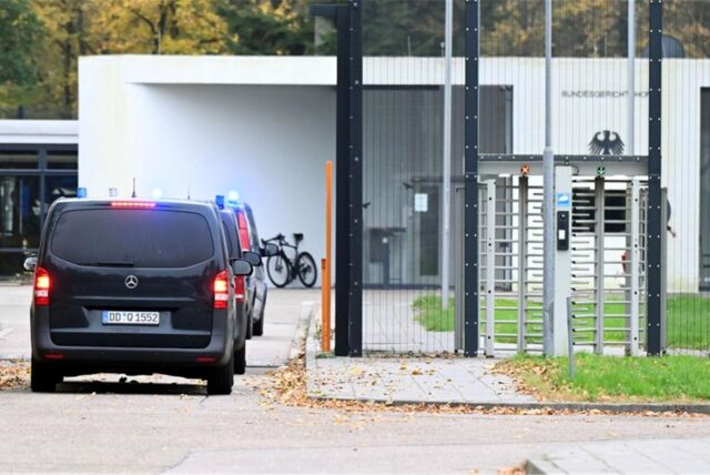 Fahrzeuge mit Blaulicht fahren in den Bundesgerichtshof