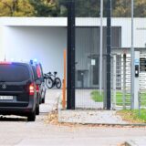 Fahrzeuge mit Blaulicht fahren in den Bundesgerichtshof
