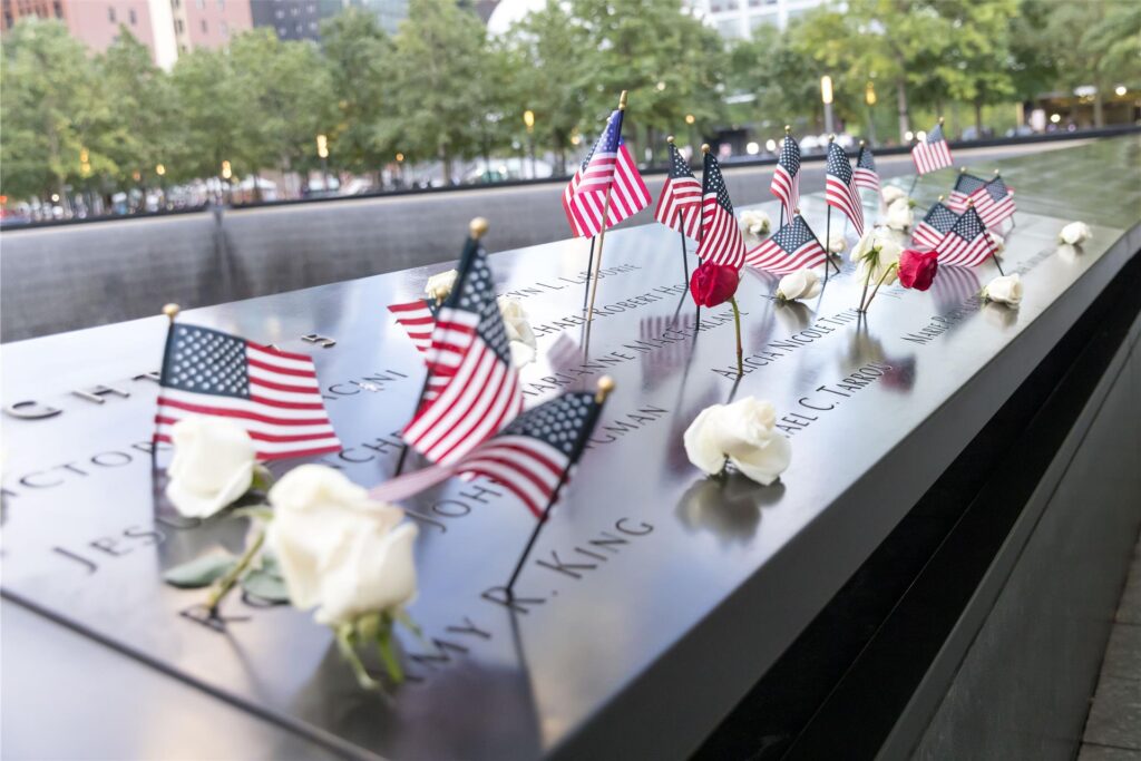 Flaggen und Rosen wurden während einer Zeremonie zum Gedenken an die Opfer der Terroranschläge auf das World Trade Center am 11. September 2001 aufgestellt.
