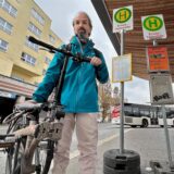 Thorsten Grube hält am Busbahnhof in Unna ein zusammengeklapptes Faltrad.