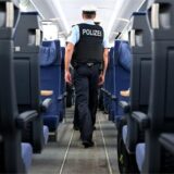 Bundespolizisten gehen durch einen ICE der Deutschen Bahn.