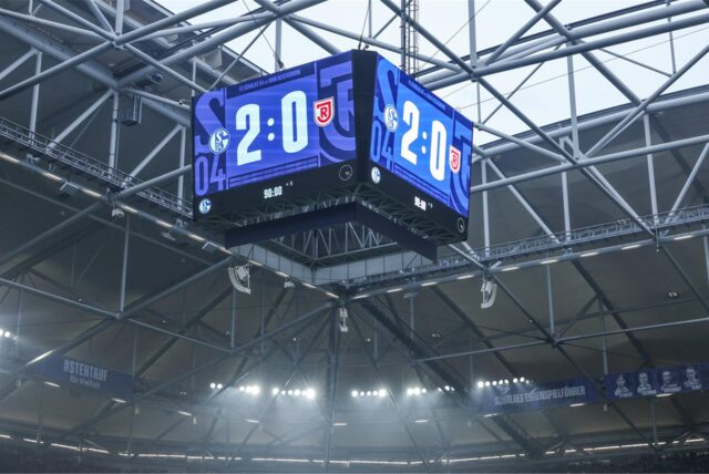 10.11.2024, Fussball, Saison 2024/2025, 2. Bundesliga, 12. Spieltag, FC Schalke 04 – Jahn Regensburg, Endstand auf der Anzeigetafel.