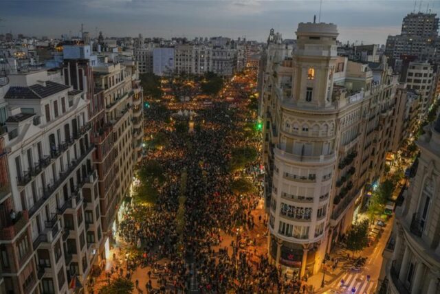 Tausende Demonstranten versammeln sich in Valencia zu einer von sozialen und zivilgesellschaftlichen Gruppen organisierten Demonstration unter dem Motto «Mazón, tritt zurück», um den Umgang mit den jüngsten Überschwemmungen anzuprangern und sich gegen den Präsidenten der Regionalregierung C. Mazon zu wenden.