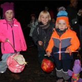 Drei Kinder halten beim Martinsumzug in Föndenberg-Dellwig ihre Laternen in der Hand.