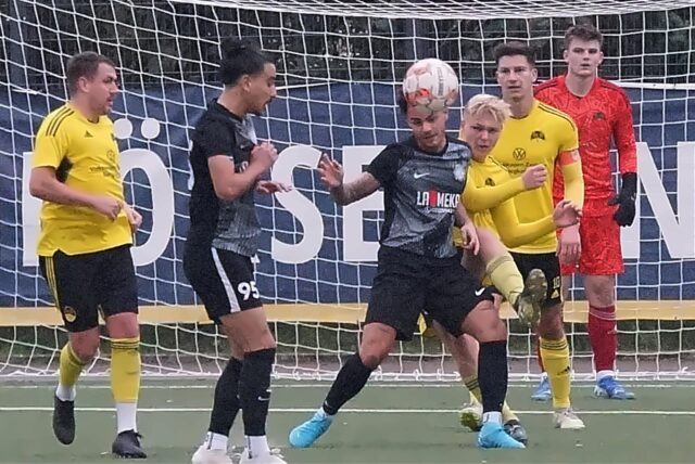 Justin Waschescio (SuS in Gelb) hier im Duell mit Alexandros Tolios im eigenen Sechzehner.